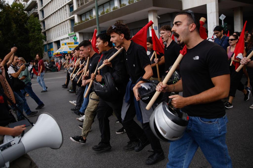 Streik legt Athen lahm: Bürger und Gewerkschaften demonstrieren für bessere Arbeitsbedingungen - Foto: Socrates Baltagiannis/dpa