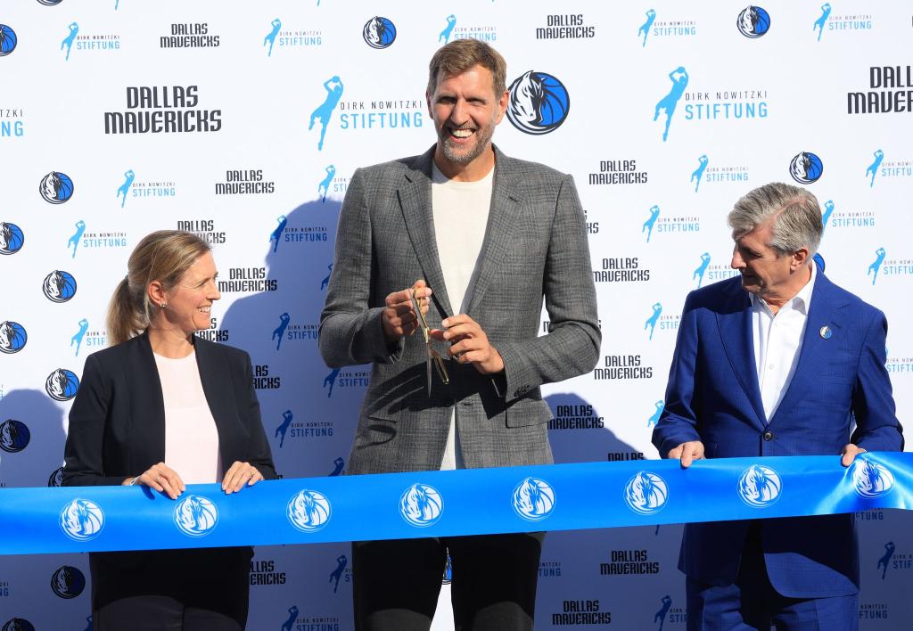 Dirk Nowitzki bei der Einweihung des Courts in Würzburg. - Foto: Karl-Josef Hildenbrand/dpa