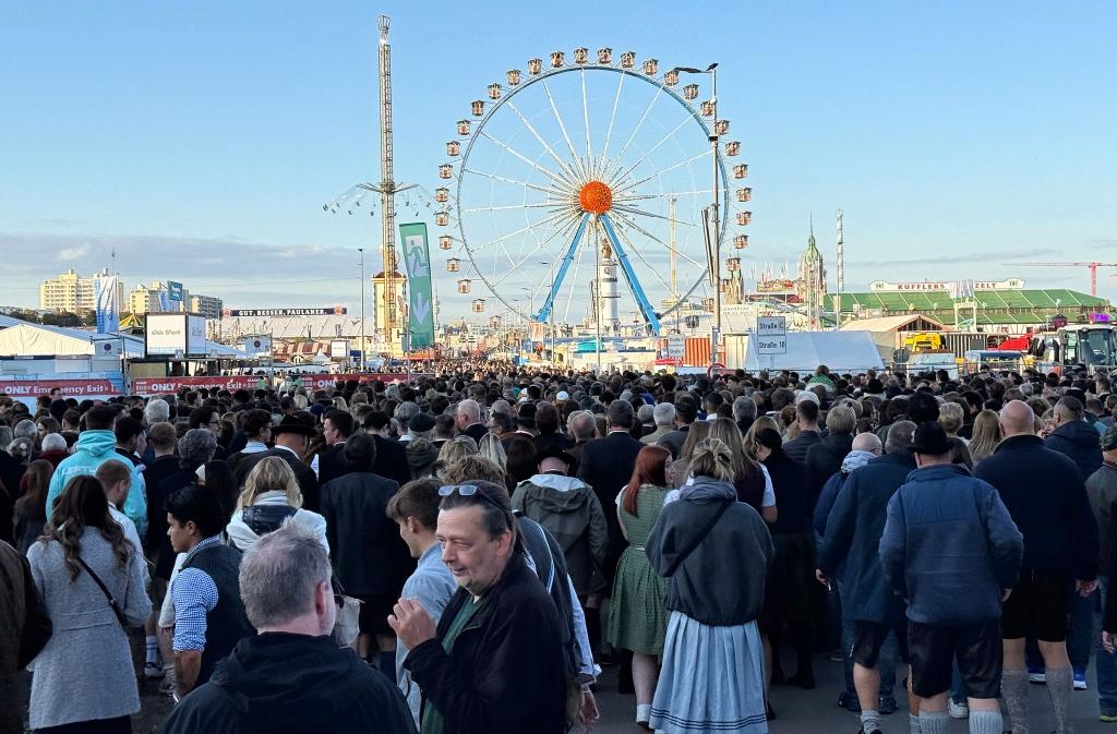 Die Wiesn war stundenlang gesperrt. - Foto: Christof Rührmair/dpa