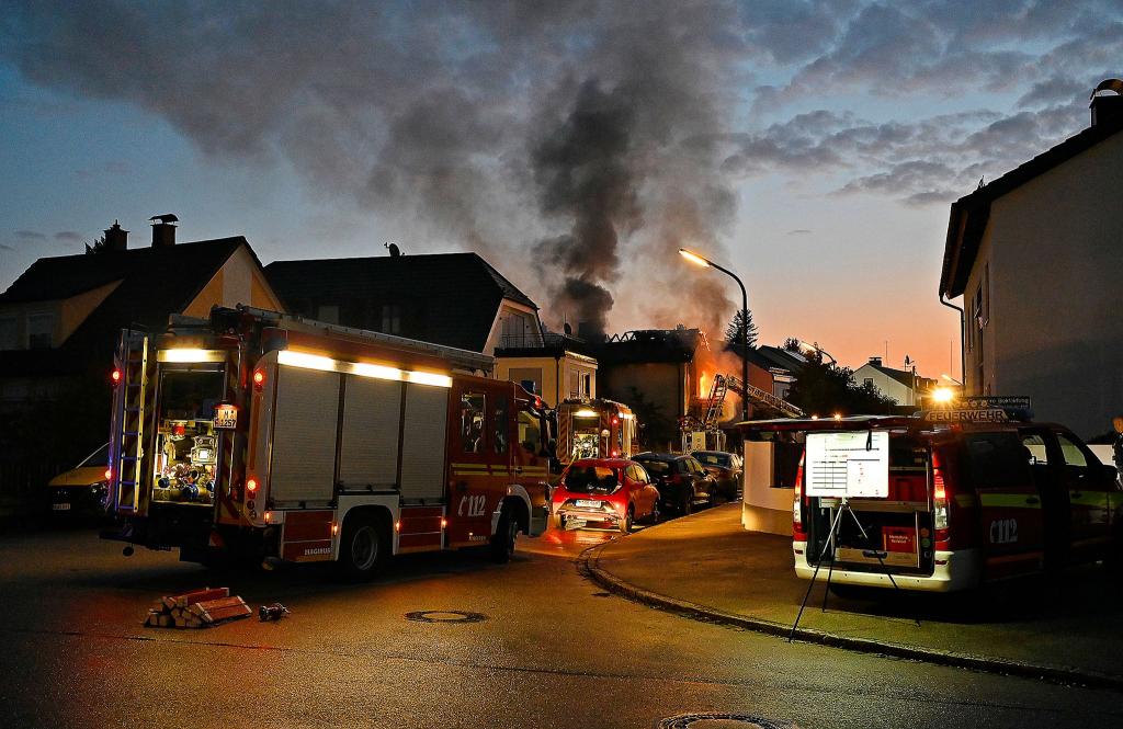 Das Haus brannte komplett ab. - Foto: Bronnhuber/Feuerwehr München/dpa