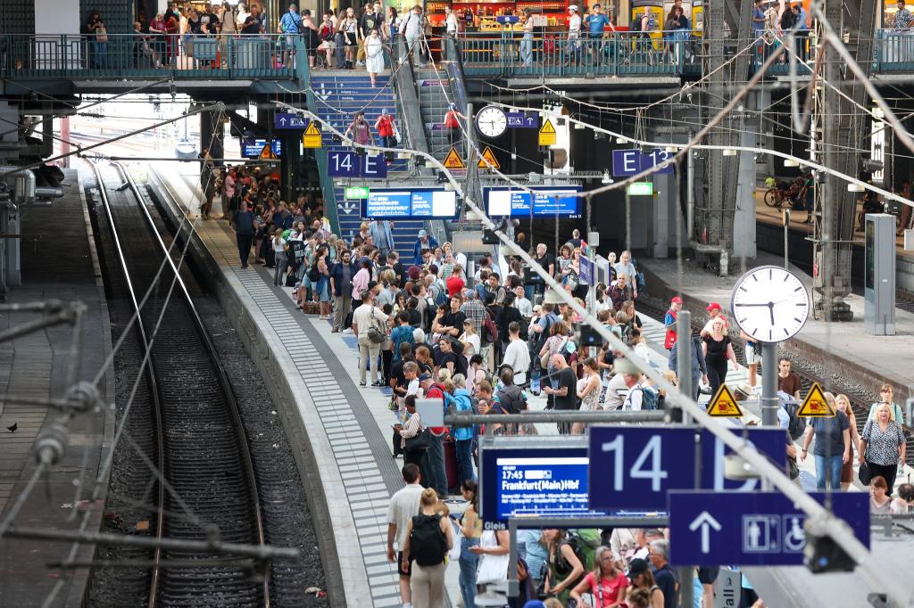 Über das lange Wochenende müssen sich Reisende auf volle Züge einstellen. (Archivbild) - Foto: Bodo Marks/dpa