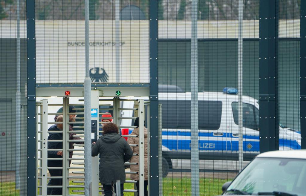 Alle drei mutmaßlichen Hamas-Mitglieder sind inzwischen in Untersuchungshaft. - Foto: Andreas Arnold/dpa