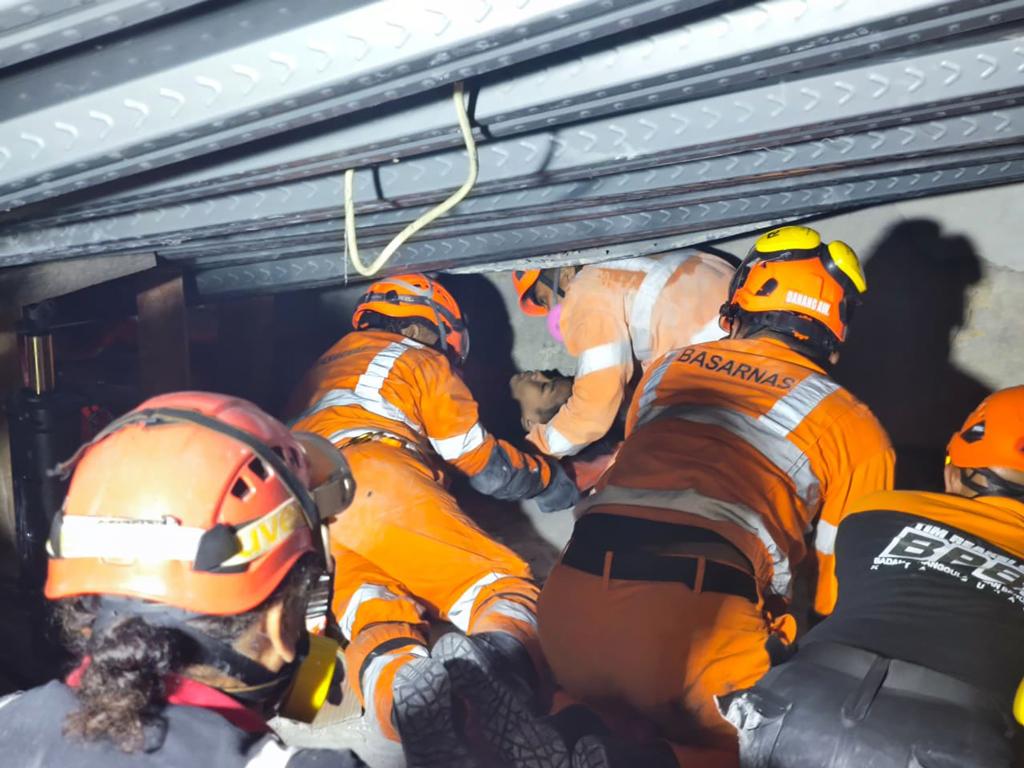 Die Retter haben mehrere Menschen lebend geborgen. - Foto: -/Basarnas/XinHua/dpa