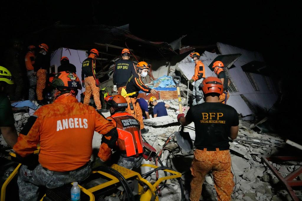 Hunderte Häuser sind bei dem schweren Beben eingestürzt. - Foto: Aaron Favila/AP/dpa