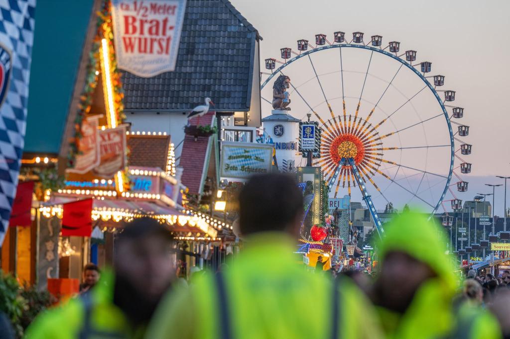 Nach einer Bombendrohung wurde am Mittwoch das Oktoberfest gesperrt. Am Abend startete dann der Festbetrieb. - Foto: Armin Weigel/dpa