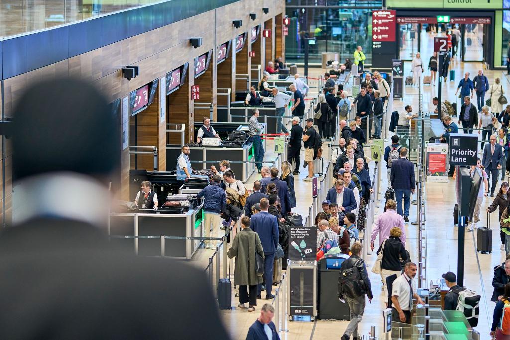 Am Wochenende werden sehr viele Fluggäste am Flughafen Berlin-Brandenburg erwartet. (Archivbild) - Foto: Michael Ukas/dpa