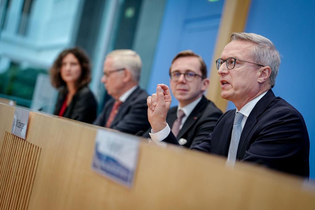 Der NKR stellt seinen Jahresbericht zusammen mit Digitalisierungsminister Karsten Wildberger (CDU) und dem Parlamentarischen Staatssekretär seines Ministeriums, Philipp Amthor (CDU), vor. - Foto: Kay Nietfeld/dpa