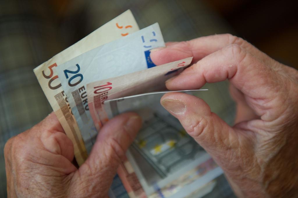 Manche Rentner kommen kaum über die Runden, andere haben hohe Einkommen. (Symbolbild) - Foto: Marijan Murat/dpa/dpa-tmn