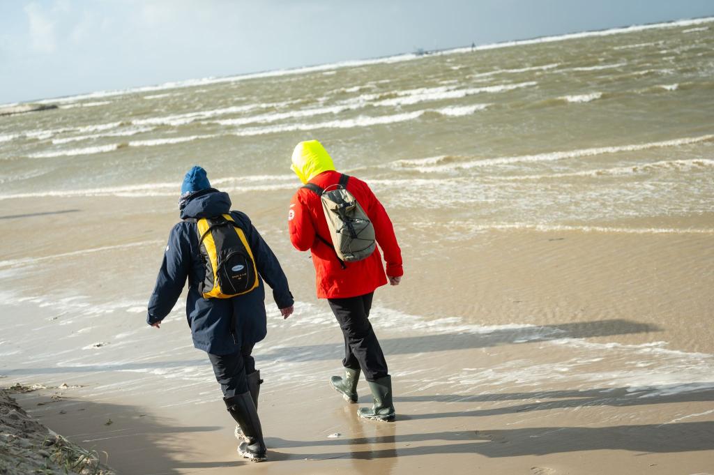 Wetterfeste Kleidung ist beim Spaziergang an der Nordsee in den nächsten Tagen ein Muss. (Archivfoto) - Foto: Jonas Walzberg/dpa