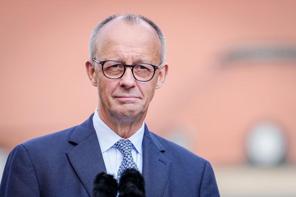 Kanzler Merz lädt zu einem Autogipfel. - Foto: Kay Nietfeld/dpa