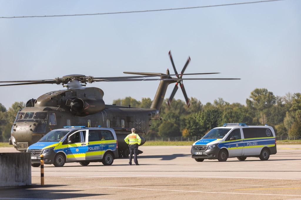 Einer der Beschuldigten wurde mit einem Bundeswehr-Hubschrauber nach Karlsruhe gebracht. - Foto: Philipp von Ditfurth/dpa