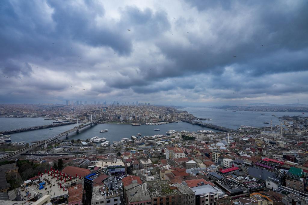 Das Erdbeben schreckte die Menschen in Istanbul auf. (Symbolbild) - Foto: Emrah Gurel/AP/dpa