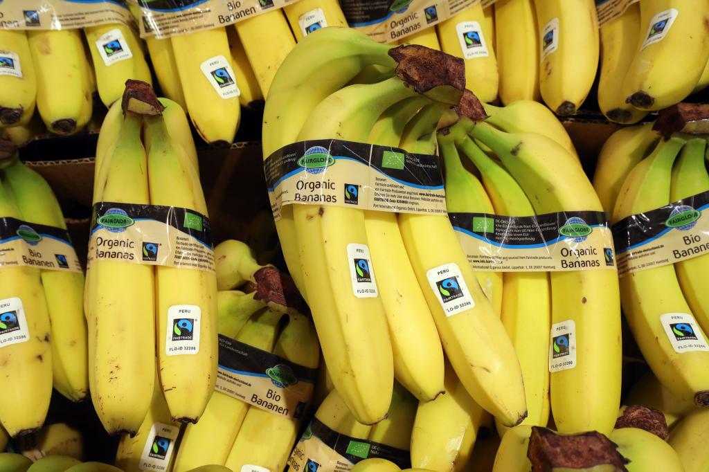 Bei Bananen ist die Nachfrage zuletzt besonders rasant gestiegen. - Foto: Wolfgang Kumm/dpa