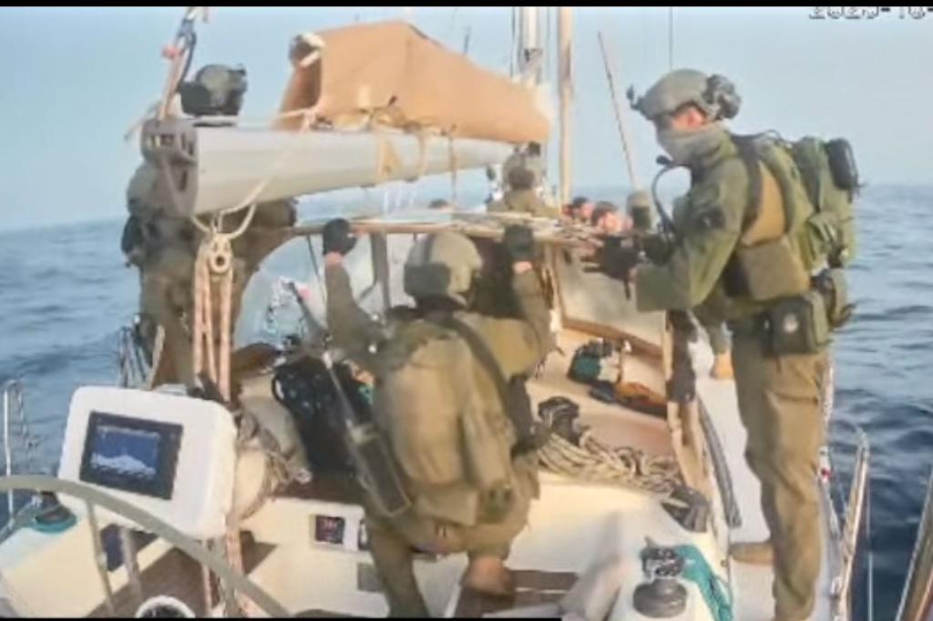 Maskierte israelische Soldaten haben die Boote der Gaza-Hilfsflotte vor Erreichen des Küstenstreifens geentert und die Besatzungen in Gewahrsam genommen. - Foto: Uncredited/Global Sumud Flottilla/AP/dpa