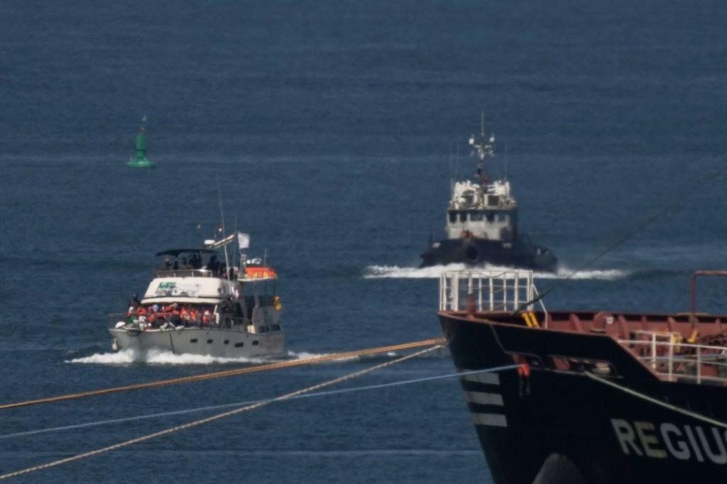 Vor Gaza: Israel eskortiert und stoppt Boote der Global Sumud Flotilla. - Foto: Leo Correa/AP/dpa