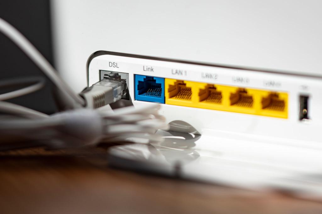 Ein LAN-Kabel im Router - in Millionen Haushalten steckt es noch immer in der DSL-Öffnung. - Foto: Fabian Sommer/dpa