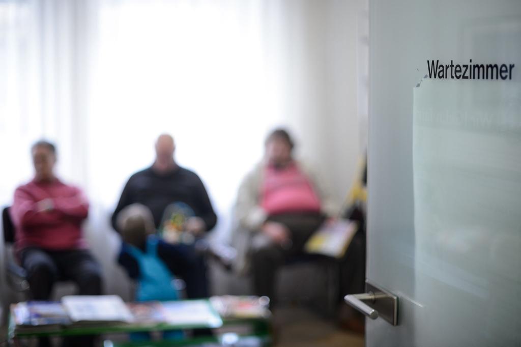 Warten gehört für viele Kassenpatienten bei Praxen dazu. (Archivbild) - Foto: Sina Schuldt/dpa