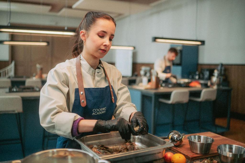 Mit «Die Cooking Academy» versucht der Privatsender ab Montag einen Neuanfang - und tischt sein Vorabend-Rezept gleich mehrfach auf. - Foto: Julia Feldhagen/ProSieben/dpa