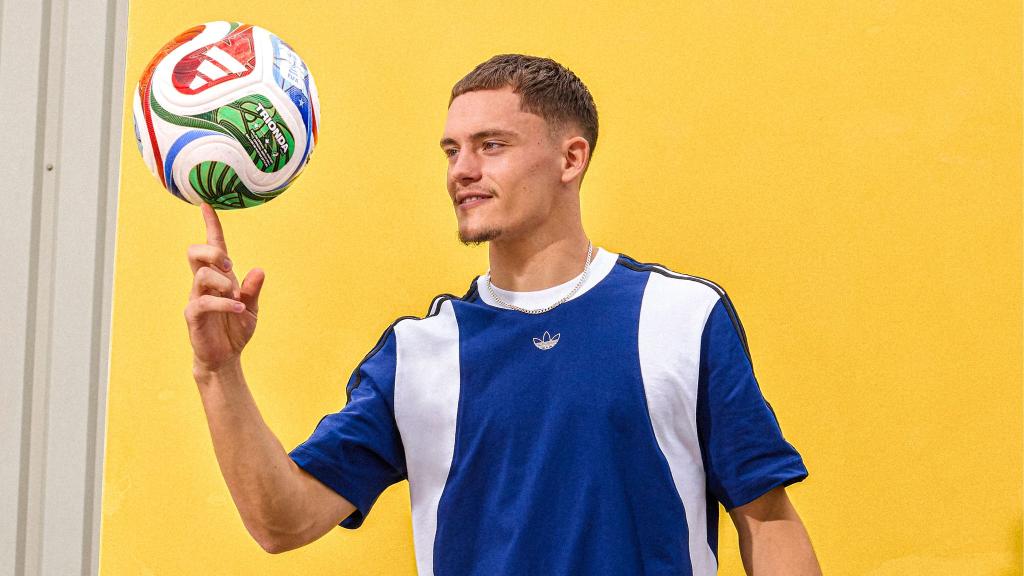 Florian Wirtz mit dem offiziellen WM-Spielball «Trionda». - Foto: ---/Adidas/dpa