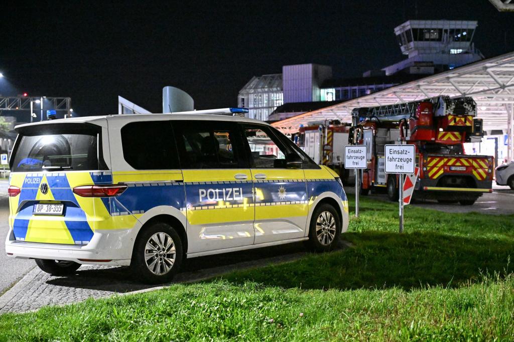 Polizei und Feuerwehr sind nach Drohnensichtungen und Flugausfällen am Flughafen München im Einsatz. - Foto: Jason Tschepljakow/dpa