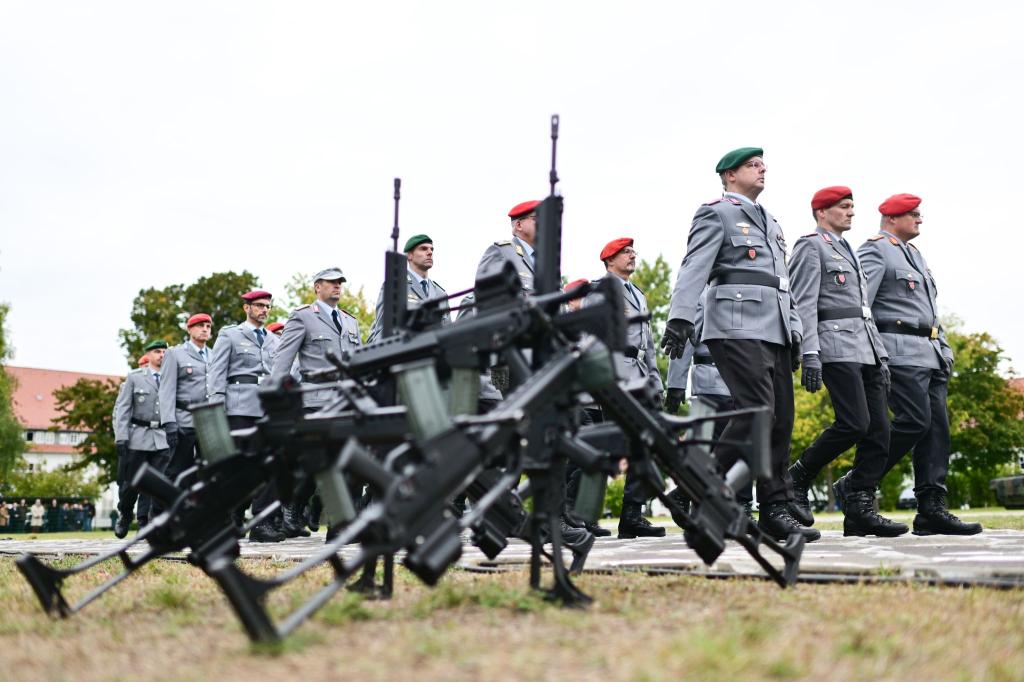 Die Bundeswehr soll attraktiver werden für junge Leute, denn der Bedarf ist aus Sicht der Regierung groß. (Archivbild) - Foto: Sebastian Christoph Gollnow/dpa