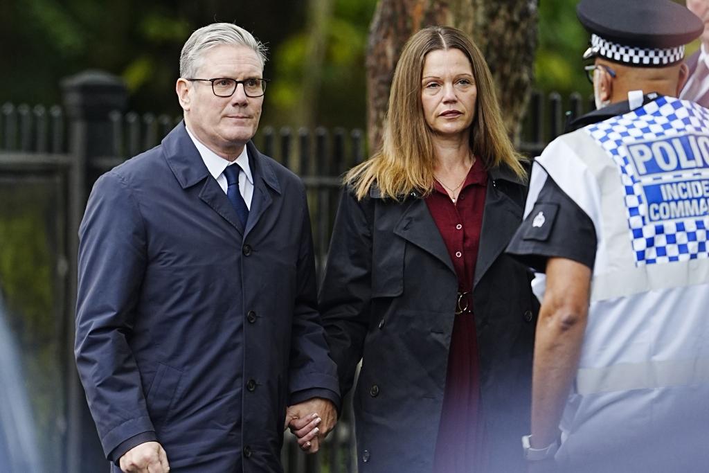 Der britische Premier Keir Starmer besucht den Ort des Geschehens am Tag nach dem Angriff auf eine Synagoge in Manchester. - Foto: Peter Byrne/PA Wire/dpa
