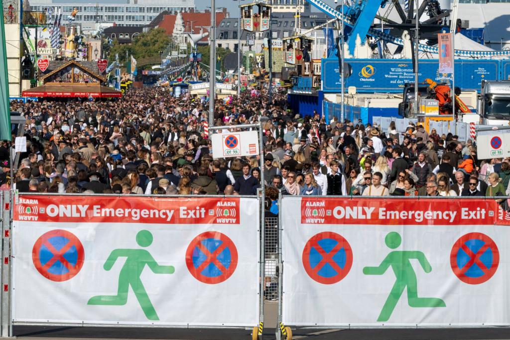 Der Andrang ist so groß, dass der Einlass zeitweise geschlossen wird. - Foto: Peter Kneffel/dpa