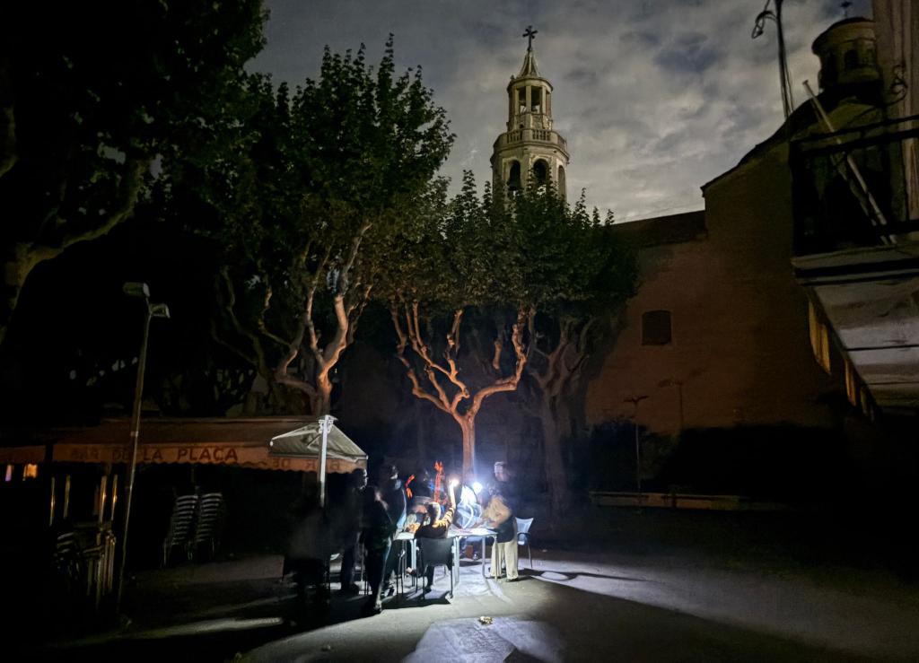 Während des Blackouts sitzen Gäste eines Straßencafés in der Kleinstadt Premià de Mar bei Barcelona im Licht von Taschenlampen und trinken lauwarmes Bier. (Archivbild) - Foto: Jan-Uwe Ronneburger/dpa
