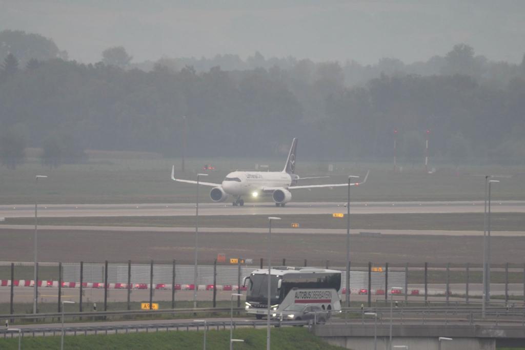 Am Morgen wurde der Flugbetrieb wieder aufgenommen. - Foto: Enrique Kaczor/onw-images/dpa