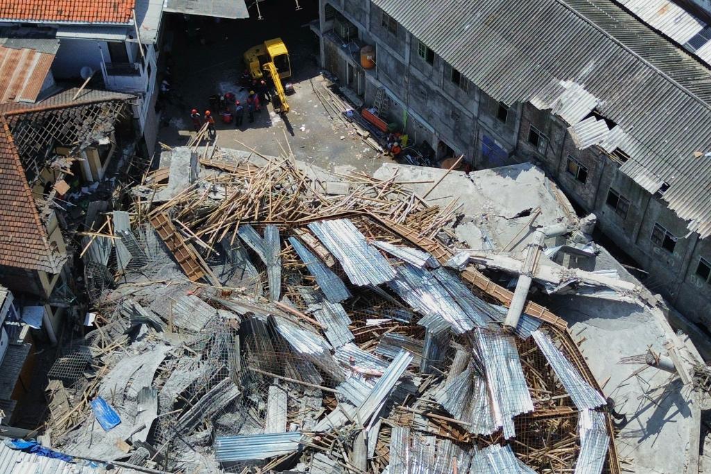 Das Unglück ereignete sich während des Gießens einer Betondecke - Foto: Trisnadi/AP/dpa