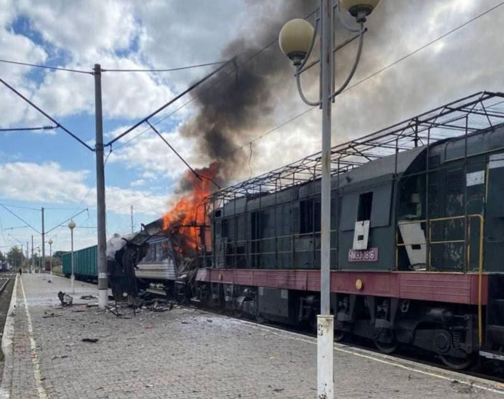 Viele Passagiere wurden bei dem Angriff auf einen Bahnhof in Schostka verletzt. - Foto: Uncredited/Ukrainian Railway Press Office via AP/dpa