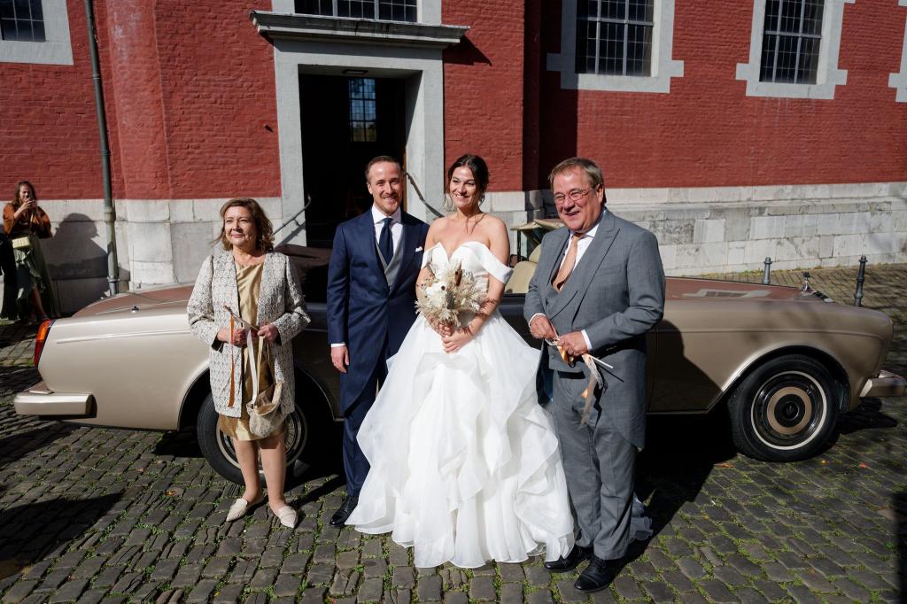 Joe Laschets Eltern - der Politiker Armin Laschet und seine Frau Susanne - posieren nach der Hochzeit mit dem Brautpaar. - Foto: Henning Kaiser/dpa
