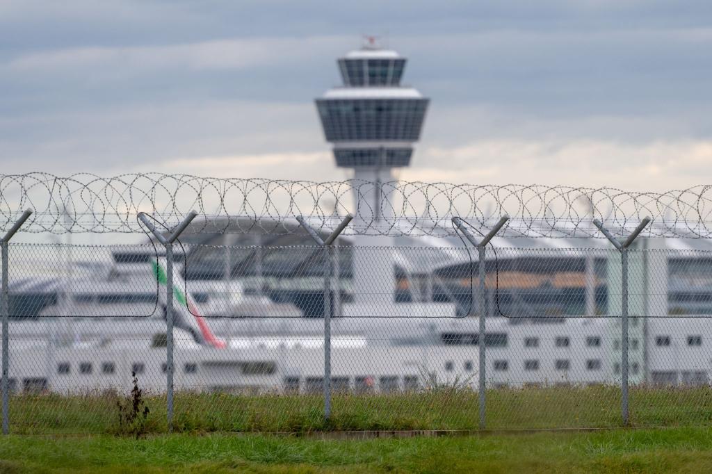 Flüge wurden wegen der Drohnen umgeleitet. - Foto: Armin Weigel/dpa