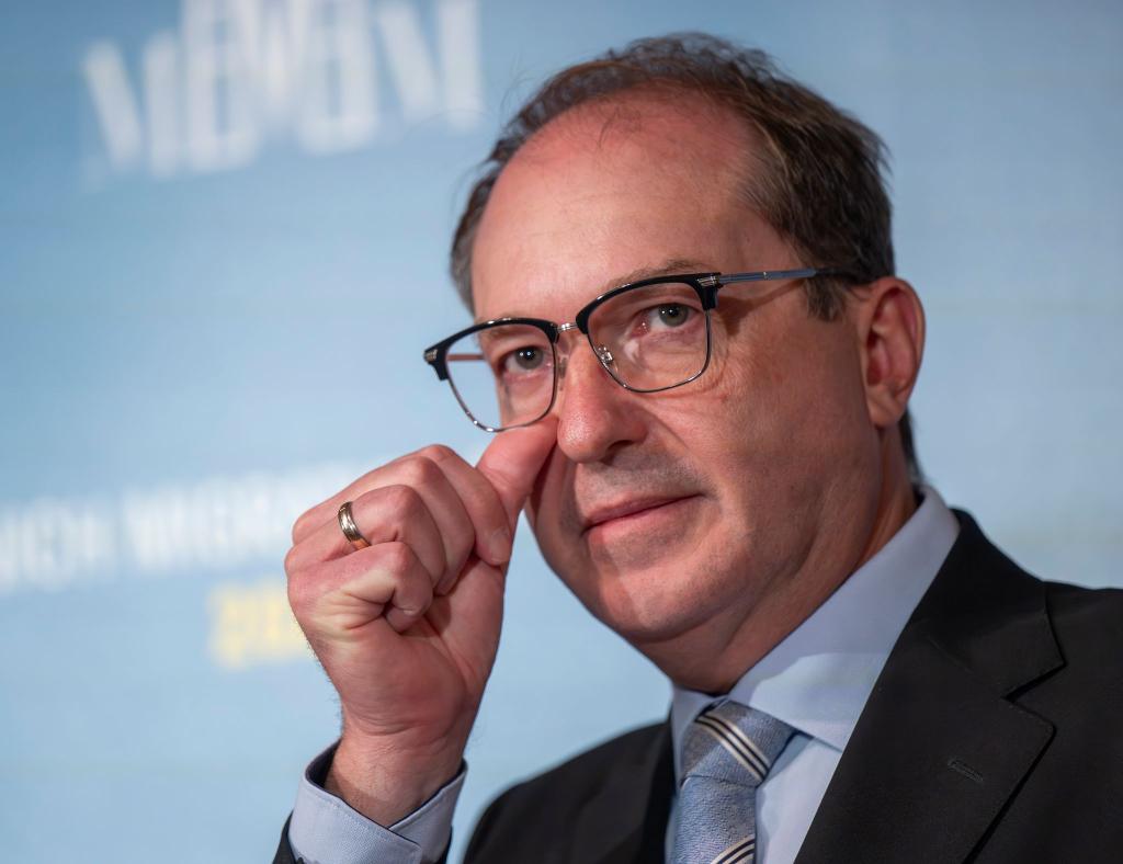 Bundesinnenminister Alexander Dobrindt will beim Thema Migration weiter Druck machen und die europäische Asylpolitik «schärfen und härten» - konkrete Ergebnisse gab es beim Treffen mit seinen Amtskollegen in München aber keine. - Foto: Peter Kneffel/dpa