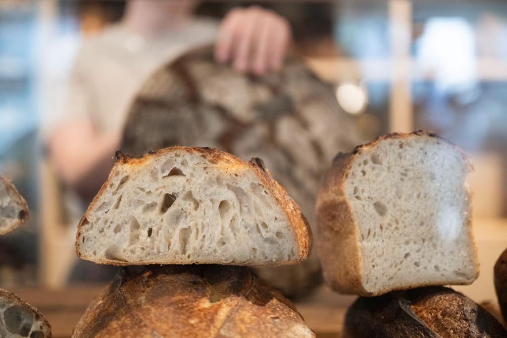 Szene-Cafés und Backstuben setzen schon länger auf den Sauerteig-Trend. - Foto: Marijan Murat/dpa