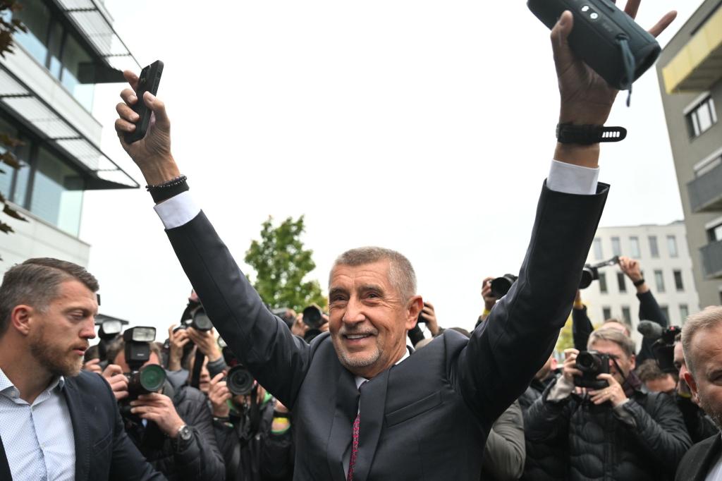 Der Vorsitzende der Oppositionsbewegung ANO, Andrej Babis, reagiert nach der Bekanntgabe des Wahlergebnisses. - Foto: Øíhová Michaela/CTK/dpa
