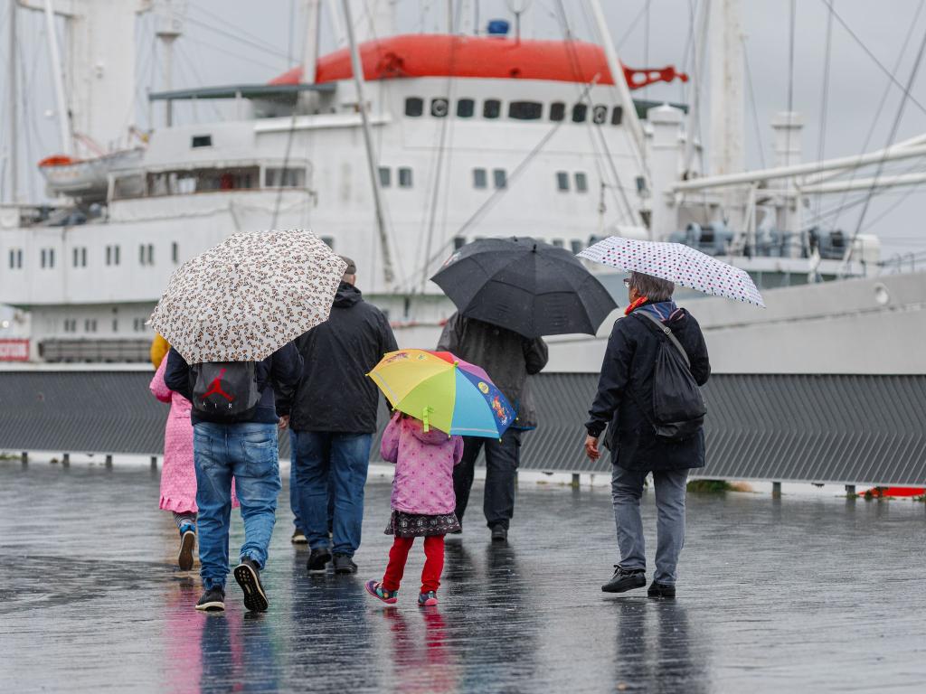 An den Küsten ist auch am Sonntag noch mit Regen und Sturm zu rechnen. - Foto: Markus Scholz/dpa