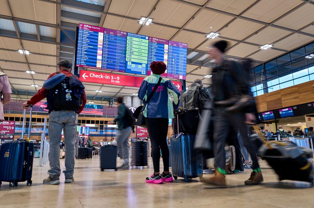 Der Hackerangriff legte am BER elektronische Systeme lahm, die für die Passagier- und Gepäckabfertigung genutzt werden. (Archivbild) - Foto: Michael Ukas/dpa
