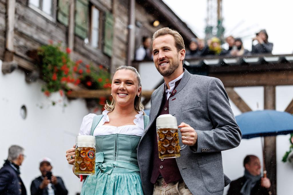 Harry Kane präsentierte sich mit seiner Frau Katie Goodland in bester Wiesn-Stimmung. - Foto: Matthias Balk/dpa