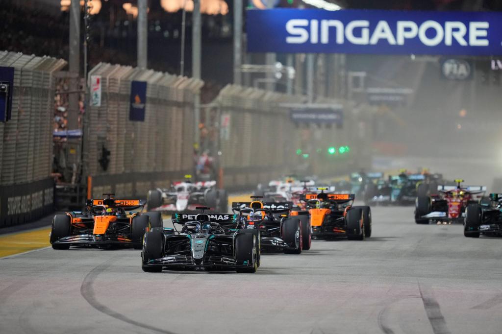 Mercedes-Pilot George Russell (M) verteidigte Platz eins am Start. - Foto: Vincent Thian/AP/dpa