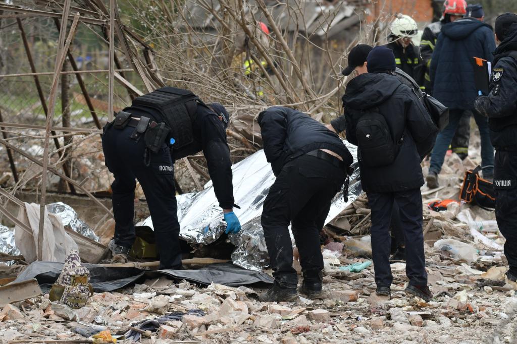 Russischer Nachtangriff trifft die Ukraine. - Foto: Mykola Tys/AP/dpa
