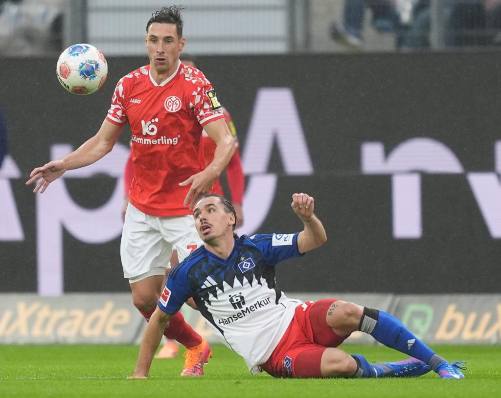 Spieler des Spiels: HSV-Doppeltorschütze Rayan Philippe (r) - Foto: Marcus Brandt/dpa
