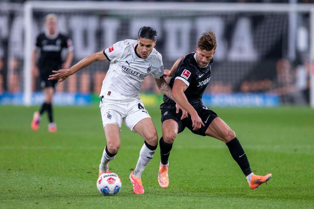 Gladbach und Freiburg lieferten sich packende Zweikämpfe. - Foto: David Inderlied/dpa