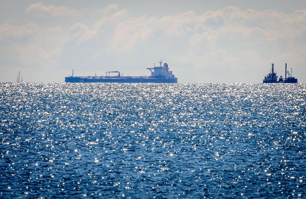 Die russische Schattenflotte ist laut Greenpeace eine Gefahr für die Ostsee. (Archivbild) - Foto: Jens Büttner/dpa