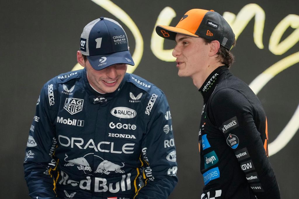 Wird für WM-Spitzenreiter Oscar Piastri (r) Titelverteidiger Max Verstappen noch zur Gefahr? - Foto: Vincent Thian/AP/dpa