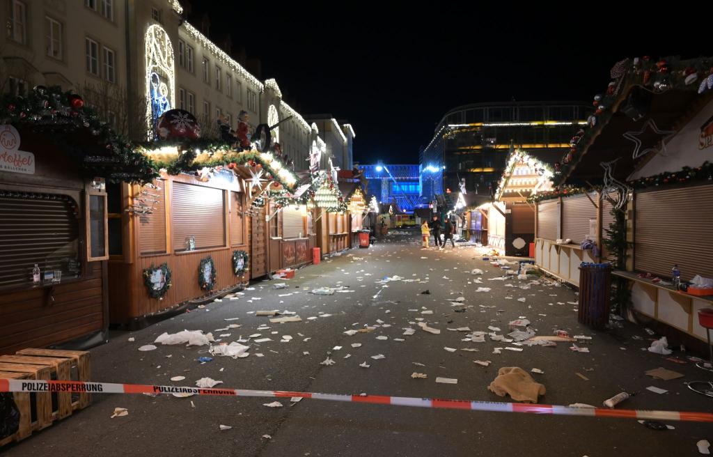 Bei dem Anschlag auf den Magdeburger Weihnachtsmarkt starben sechs Menschen, mehr als 300 wurden verletzt. (Archivbild) - Foto: Heiko Rebsch/dpa