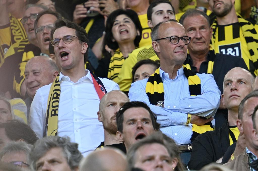 Als Besucher eines BVB-Spiels im Mai 2023: Bundeskanzler Friedrich Merz. (Archiv) - Foto: Bernd Thissen/dpa
