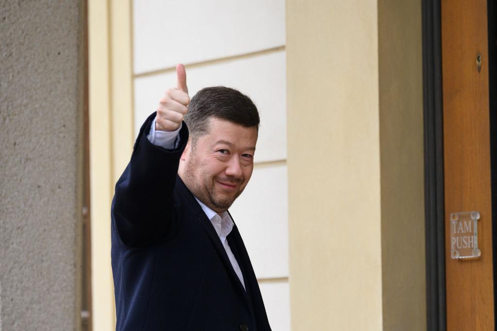 Der Vorsitzende der Partei Freiheit und direkte Demokratie (SPD), Tomio Okamura, begrüßt Fotografen auf seinem Weg zu Präsident Pavel, der ihn zu einer Nachwahlberatung eingeladen hatte. - Foto: Kamaryt Michal/CTK/dpa