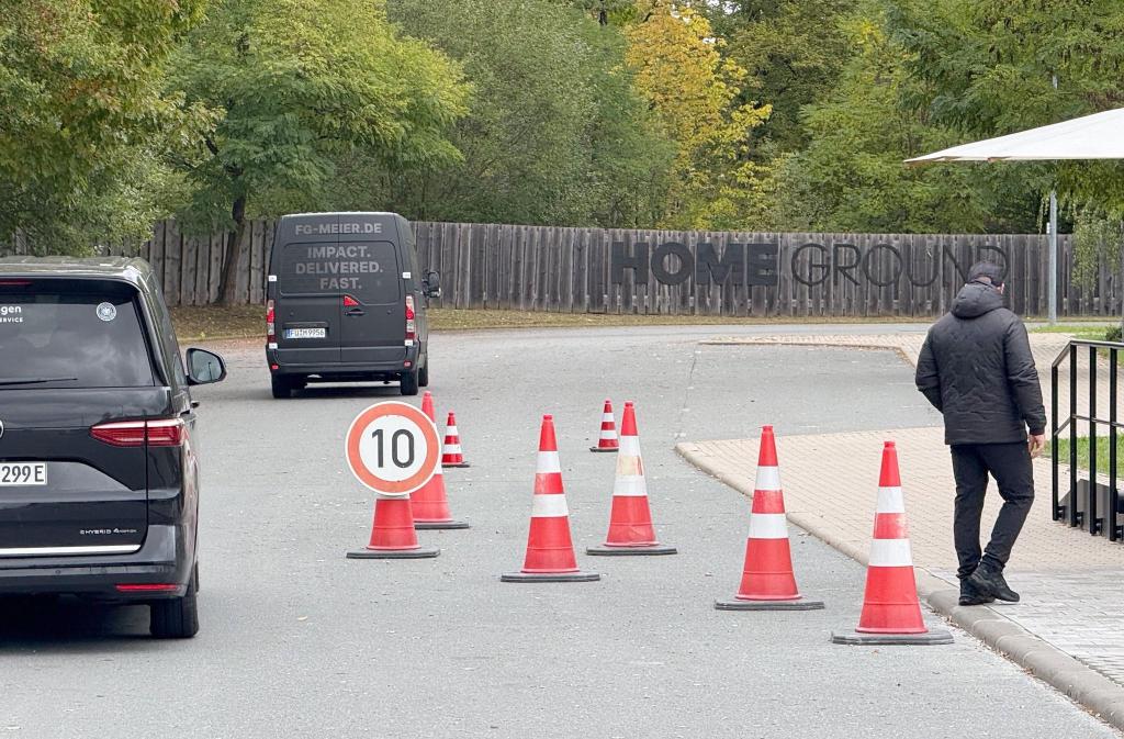 Treffpunkt Franken: Der erkrankte Nick Woltemade saß in keinem der Kleinbusse, die in Herzogenaurach vorfuhren. - Foto: Klaus Bergmann/dpa