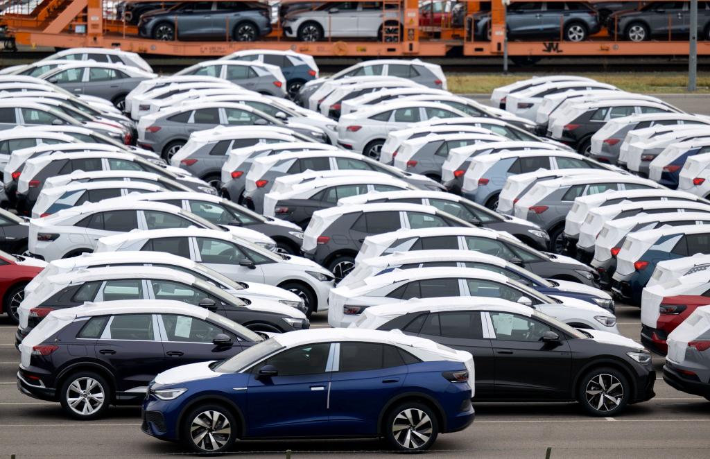 Mehr als 45.000 Elektrofahrzeuge wurden im September neu zugelassen. (Archivbild) - Foto: Hendrik Schmidt/dpa
